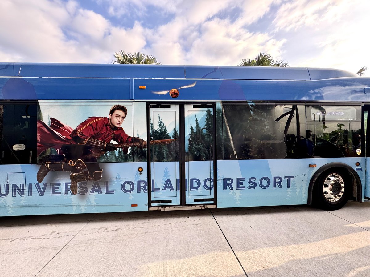 公式ホテルのシャトルはハリーポッターラッピングが多かった😳

#UniversalOrlando
#ポタクラ夫婦US旅
