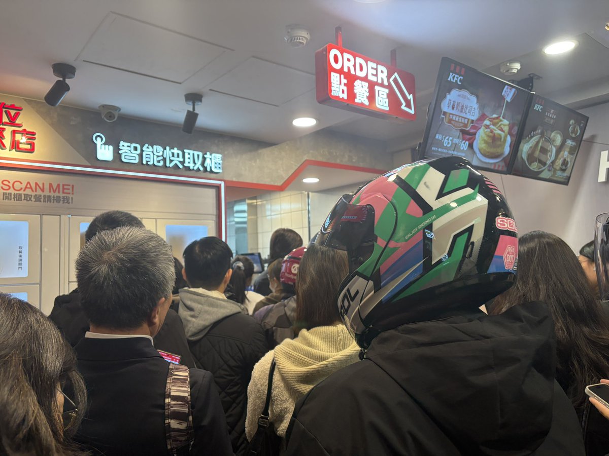 這輩子等最久的肯德基
已經等一個小時了，都還領不到餐😭