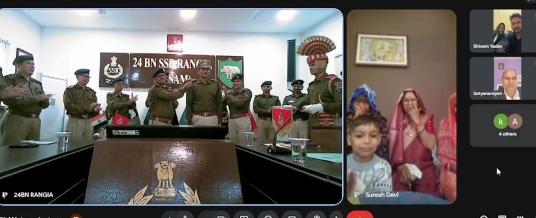 कमांडेंट श्री एच. के. गुप्ता, 24वीं बटालियन, सशस्त्र सीमा बल, रंगिया द्वारा पदोन्नत हुए कार्मिक को नव रैंक लगाए गए । वीडियो कॉन्फ्रेंसिंग से जुड़े परिजनों ने इस गौरवपूर्ण पल को साझा किया। महोदय द्वारा शुभकामनाएं दिए गए व उज्ज्वल भविष्य की कामना की |
#SSB
#24BNSSB