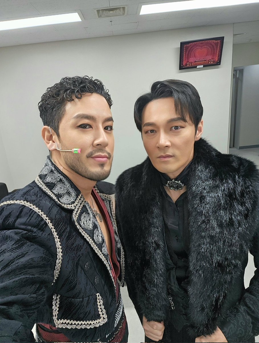 크리스마스에 무대에서 헤어지고
28일 만에 다시 분장실에서 만난 동갑친구 용앤리치. 공연으로 안부를 묻는다.
#심건우 #이창용