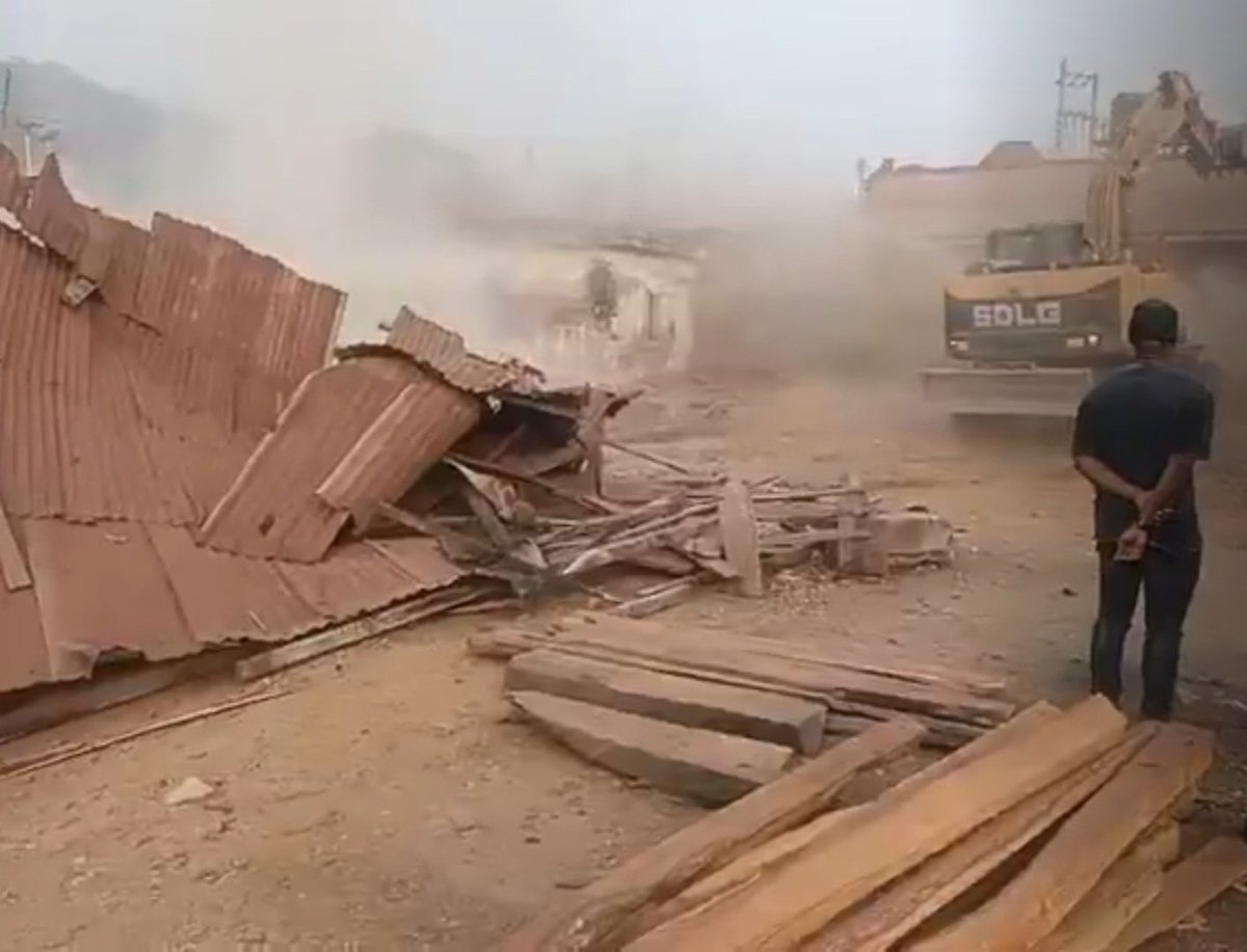 GominaHabib's tweet photo. JUST IN 💥
His Excellency Governor Ahmed Usman Ododo order the immediate demolition of Sambel in Idoji ward, Okene LG over Criminal hideout allegations.

The place has been allegedly used by Bandits, ISWAP and other criminal activities causing unrest in the society.
@Basit_Kashim https://t.co/pIxciX9ezH