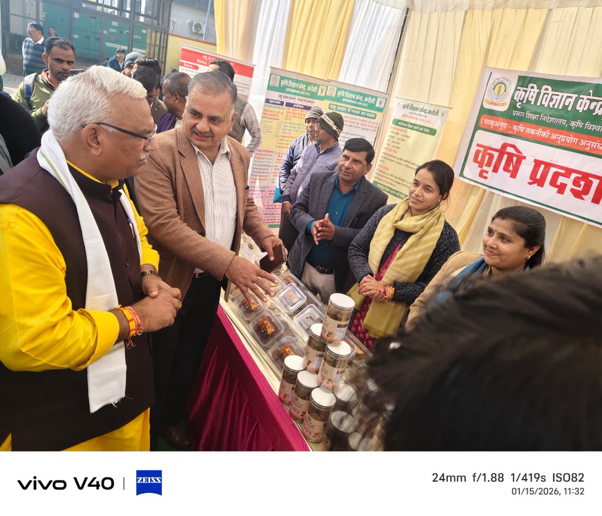 भरतपुर में श्री अन्न पर आयोजित एक दिवसीय कार्यशाला में कृषि विज्ञान केंद्, करौली की प्रदर्शनी का श्री जवाहरसिंह जी बेड़म साहब माननीय गृह राज्य मंत्री, राजस्थान सरकार द्वारा निरीक्षण