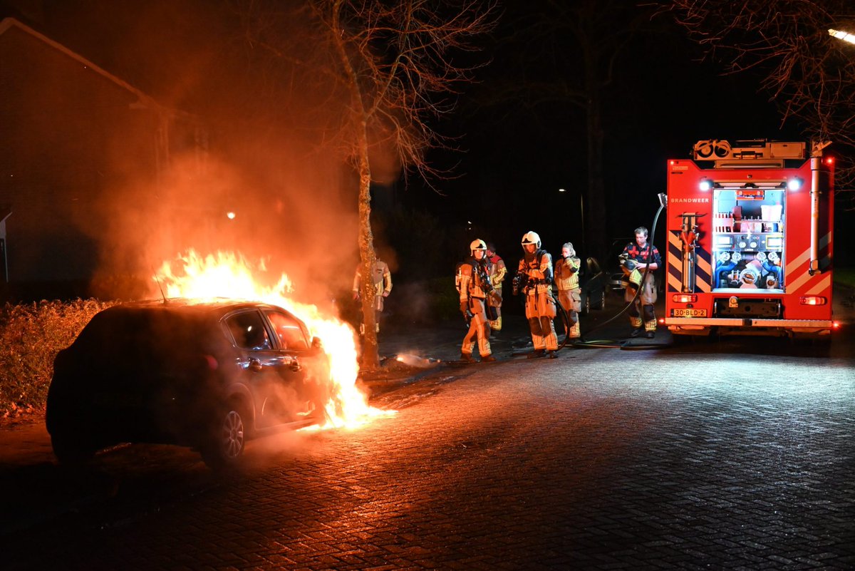 Opnieuw autobrand in wijk Huizum Leeuwarden