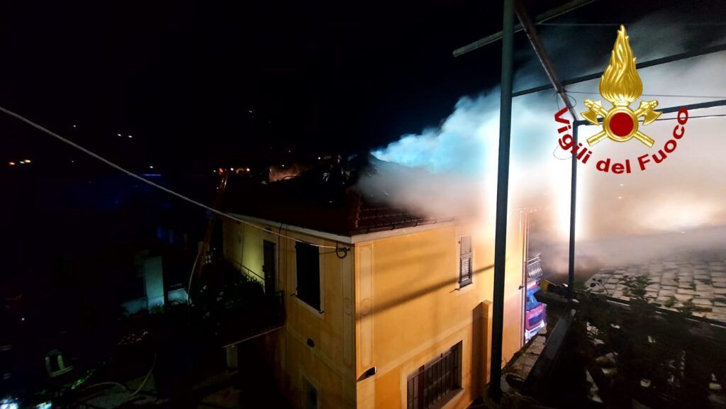 Tetto in fiamme ad Avegno
buff.ly/i0ZUpSg