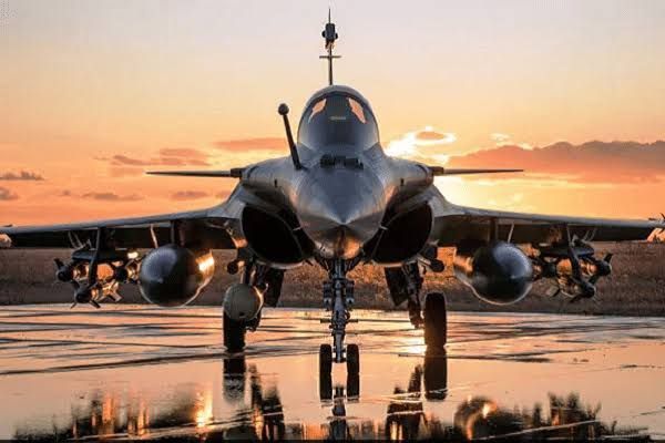 DefenceSphere's tweet image. If Rafale components are built in India, it’s not “dependency” 
It’s technology absorption, jobs, and supply-chain sovereignty.
Make in India isn’t a slogan anymore, it’s leverage.