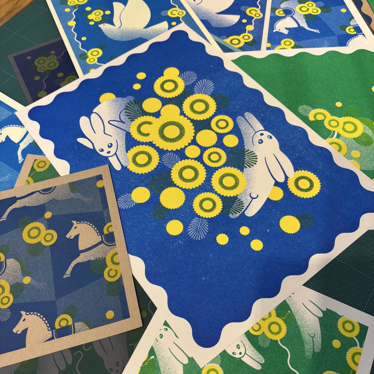 年に数回あるJAGDA愛知の展示、
今年は名古屋・丸の内のwhen pressさんにリソグラフを印刷していただきました。

今年のテーマは「HAPPYを刷る」
私は我が家に春を知らせてくれるミモザをモチーフに選びました🌼

印刷の技法によっての仕上がりの違いや
紙選びなどなど、色んな気づきがありました。