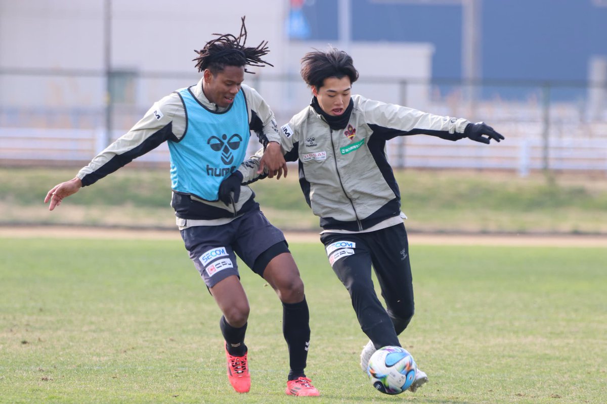 【トレーニングフォト】📸

対人などハードなトレーニング🏋️⚽️

#有吉勇人 #長峰祐斗 #畑尾大翔 
#ブワニカ啓太 #大澤朋也
#zweigen