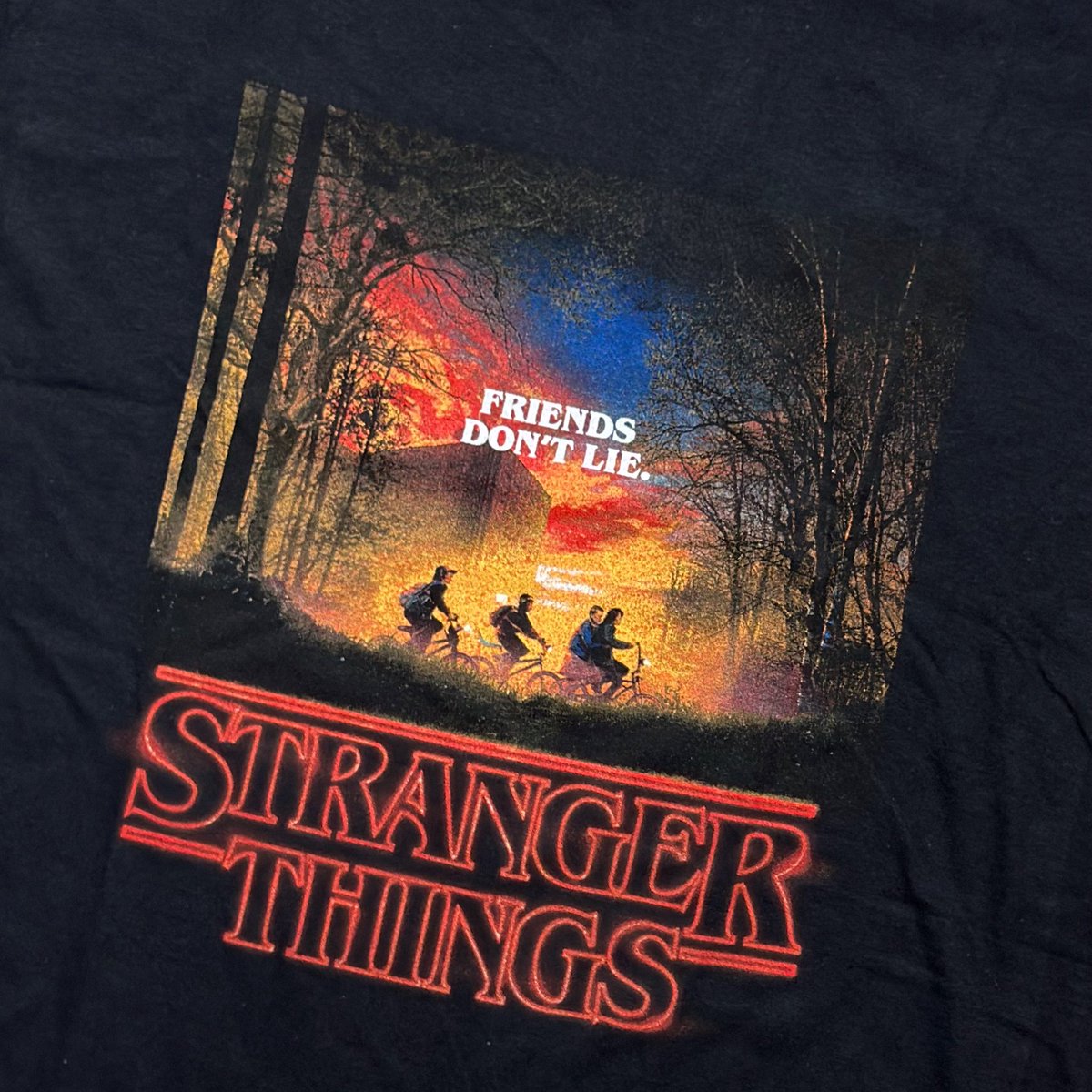 RebornBKK's tweet image. 🧇 STRANGER THINGS - FRIENDS DON'T LIE (BLACK)
ของแท้ลิขสิทธิ์! ลายสกรีนประโยคเด็ดจากซีรีส์ดัง งานเนี๊ยบ ทรงสวย พร้อมส่งทุกไซส์!

💰 729 ฿ (ส่งฟรี)
🔖 Official Merch | Tag: Screen
👕 S M L XL 2XL

📦 พร้อมส่ง | 📸 รูปจริง | 📩 ทัก DM เลย!

#STRANGERTHINGSMERCH