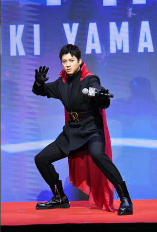 MarvelStudios_J's tweet photo. #ヒーローの日 特別イベントで発表📣
⠀
マーベルの大ファン
#山田裕貴(@00_yuki_Y)さんが
アベンジャーズ・アンバサダーに就任決定❗️
#アイアンマン も激励⁉️🖐️💥
⠀
山田さん💬
「ファンの皆様は安心してください。僕はただのオタクなので、声優をやったりはしません！
マーベル作品が大好きで、アンバサダーに就任できたことは本当に光栄です。
20年近く、マーベルのシリーズ作品を沢山追ってきました。まずは感動を与えてくれたマーベルに感謝を伝えたいです。
皆さんで今年一年アベンジャーズを全員で楽しみましょう！」
⠀
アンバサダーとして、
アベンジャーズ・イヤーを盛り上げていきます🔥