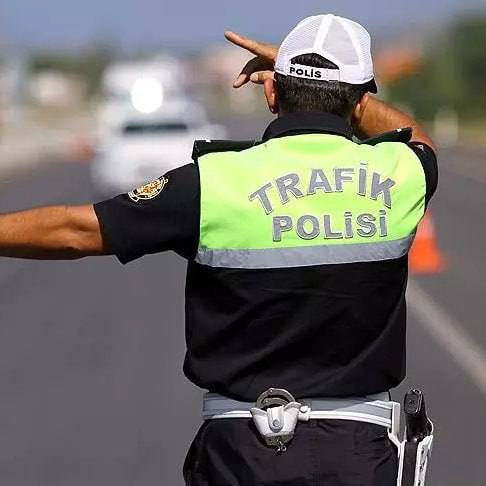 Trafik cezalarını artıran teklifin 10 maddesi kabul edildi:

—  Saldırı amacıyla takip veya araçtan inme: 180.000 TL ceza
• Ehliyet 60 gün geri alınacak, araç 30 gün men edilebilecek
—  Psikoteknik şartı: Ters yönde sürme veya saldırı amaçlı takip nedeniyle ehliyeti alınanlar