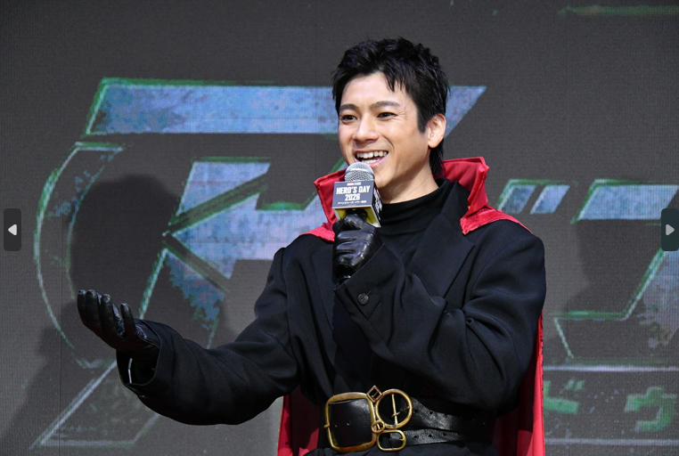 MarvelStudios_J's tweet photo. #ヒーローの日 特別イベントで発表📣
⠀
マーベルの大ファン
#山田裕貴(@00_yuki_Y)さんが
アベンジャーズ・アンバサダーに就任決定❗️
#アイアンマン も激励⁉️🖐️💥
⠀
山田さん💬
「ファンの皆様は安心してください。僕はただのオタクなので、声優をやったりはしません！
マーベル作品が大好きで、アンバサダーに就任できたことは本当に光栄です。
20年近く、マーベルのシリーズ作品を沢山追ってきました。まずは感動を与えてくれたマーベルに感謝を伝えたいです。
皆さんで今年一年アベンジャーズを全員で楽しみましょう！」
⠀
アンバサダーとして、
アベンジャーズ・イヤーを盛り上げていきます🔥