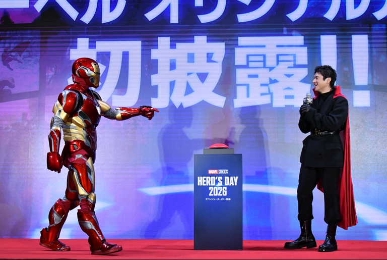 MarvelStudios_J's tweet photo. #ヒーローの日 特別イベントで発表📣
⠀
マーベルの大ファン
#山田裕貴(@00_yuki_Y)さんが
アベンジャーズ・アンバサダーに就任決定❗️
#アイアンマン も激励⁉️🖐️💥
⠀
山田さん💬
「ファンの皆様は安心してください。僕はただのオタクなので、声優をやったりはしません！
マーベル作品が大好きで、アンバサダーに就任できたことは本当に光栄です。
20年近く、マーベルのシリーズ作品を沢山追ってきました。まずは感動を与えてくれたマーベルに感謝を伝えたいです。
皆さんで今年一年アベンジャーズを全員で楽しみましょう！」
⠀
アンバサダーとして、
アベンジャーズ・イヤーを盛り上げていきます🔥