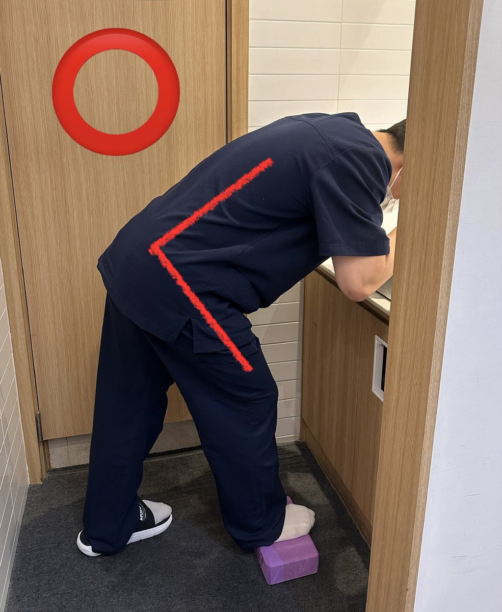 Exercise_Rehap's tweet image. 평소 아침에 일어나자마자 세면대에 허리를 숙여 세수 또는 머리를 감는 습관이 있거나 씻다가 허리를 삐끗한 경험이 많으시다면 아래사진처럼 세면대 아래에 작은 의자를 두거나 한쪽 다리를 앞으로 두고 고관절을 접어주세요.

우리가 서 있거나 앉아서 활동하는 낮에는 중력의 영향으로 인해 척추…