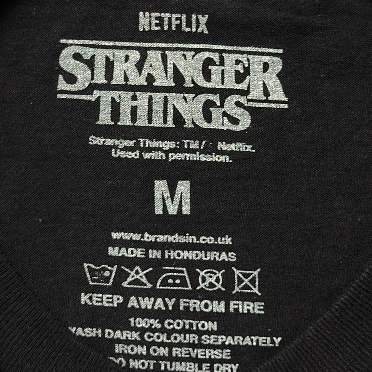 RebornBKK's tweet image. 🏚️ STRANGER THINGS - HAWKINS 008 (BLACK)
งานลิขสิทธิ์แท้ 100% ลายสวย คมชัด ทรงสวยใส่ง่าย ใครหาเสื้อวง/เสื้อซีรีส์คูลๆ อยู่ จัดด่วน!

💰 729 ฿ (ส่งฟรีทั่วไทย)
🔖 Official Merch | Tag: Screen
👕 S M L XL 2XL

📦 พร้อมส่ง | 📸 รูปจริง | 📩 ทัก DM ได้เลยครับ!

#STRANGERTHINGSMERCH