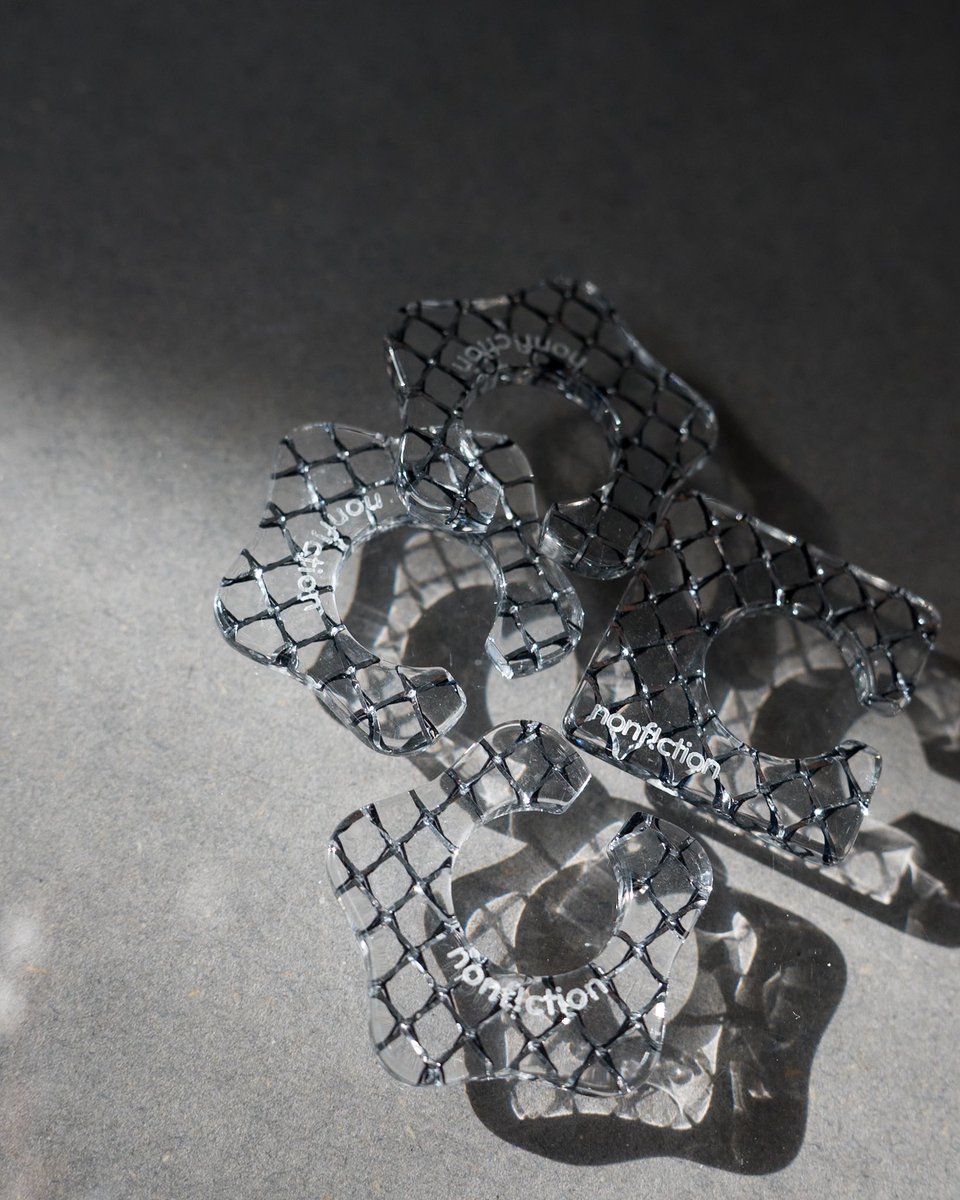 ▧NEW color

ear cuffの新色②

ブラックとシルバーのメッシュが入ったアクリル板から制作

個人的にすごーーーく好き😊

#HMJ
#ハンドメイドインジャパンフェス 
#handmadeinjapanfes 
公式HP：hmj-fes.jp