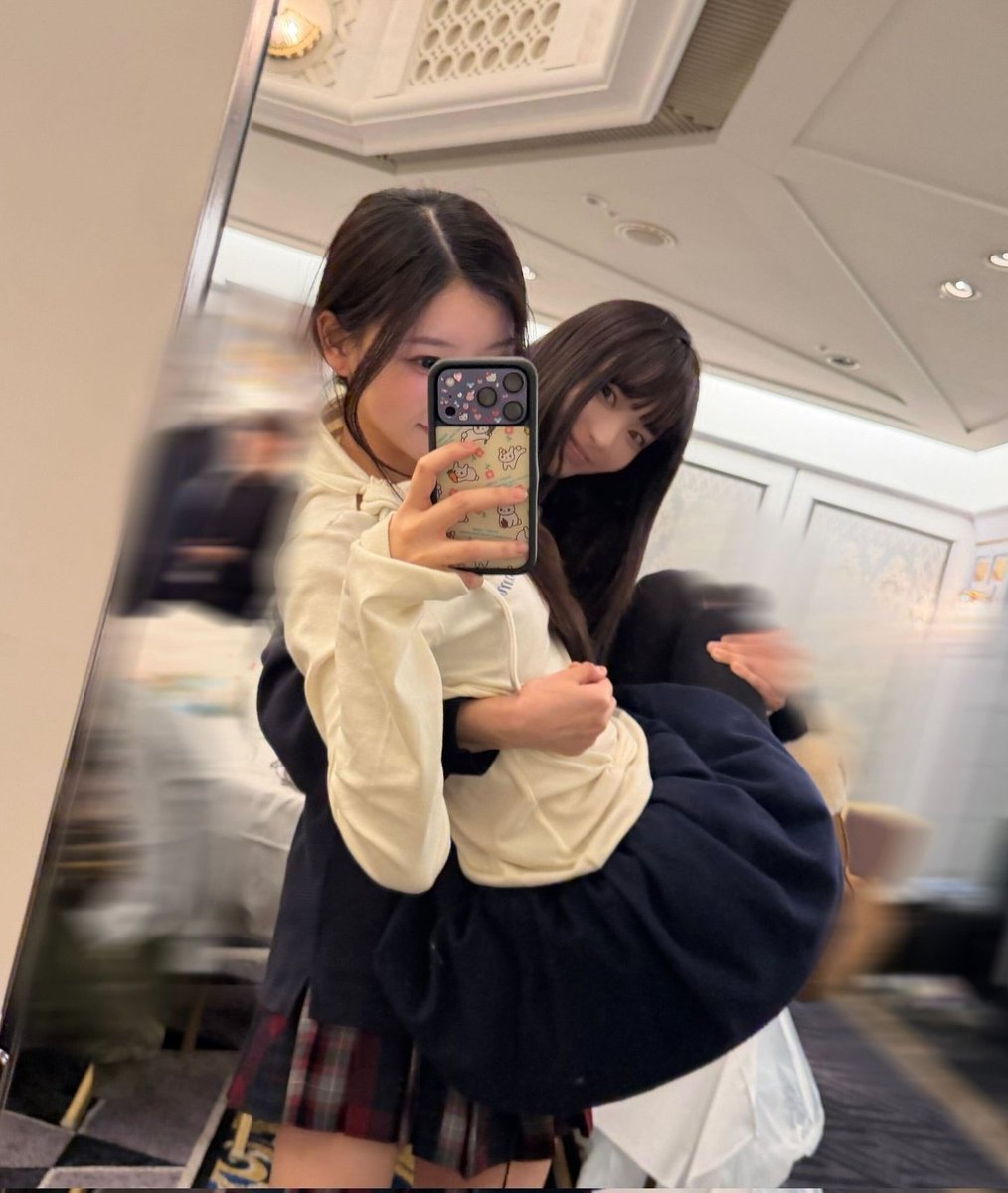mokaspic's tweet image. yunah carrying moka bridal style 😭