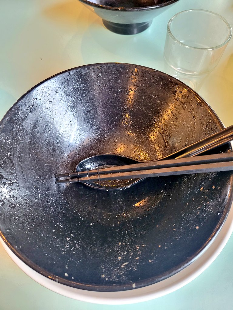 らぁーめん滿帆家
｢二郎(250gﾔｻｲｽｸﾅﾒｱﾌﾞﾗﾏｼｱﾄﾌﾂｳ)｣
今日は健康診…戦からの🏠🍜
ニクマキジロウさんとご対麺🤣🎶
キレのあるスープ、チャーシューはもちろん、平太の麺がツルモチでめっちゃうまい(　ﾟдﾟ)ﾝﾏｯ!✨
後半、🧄と🫚で味変も楽しめて、美味しくKKご馳走様っした🙏✨