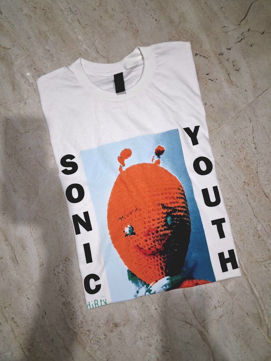 Noise never goes out of style 🎸

Sonic Youth Dirty tee 🤍
Buat yang hidup di distorsi &amp; attitude. Beli sebelum kehabisan.

#SonicYouth #Dirty #OfficialMerch #RockstarCity #JajanRock