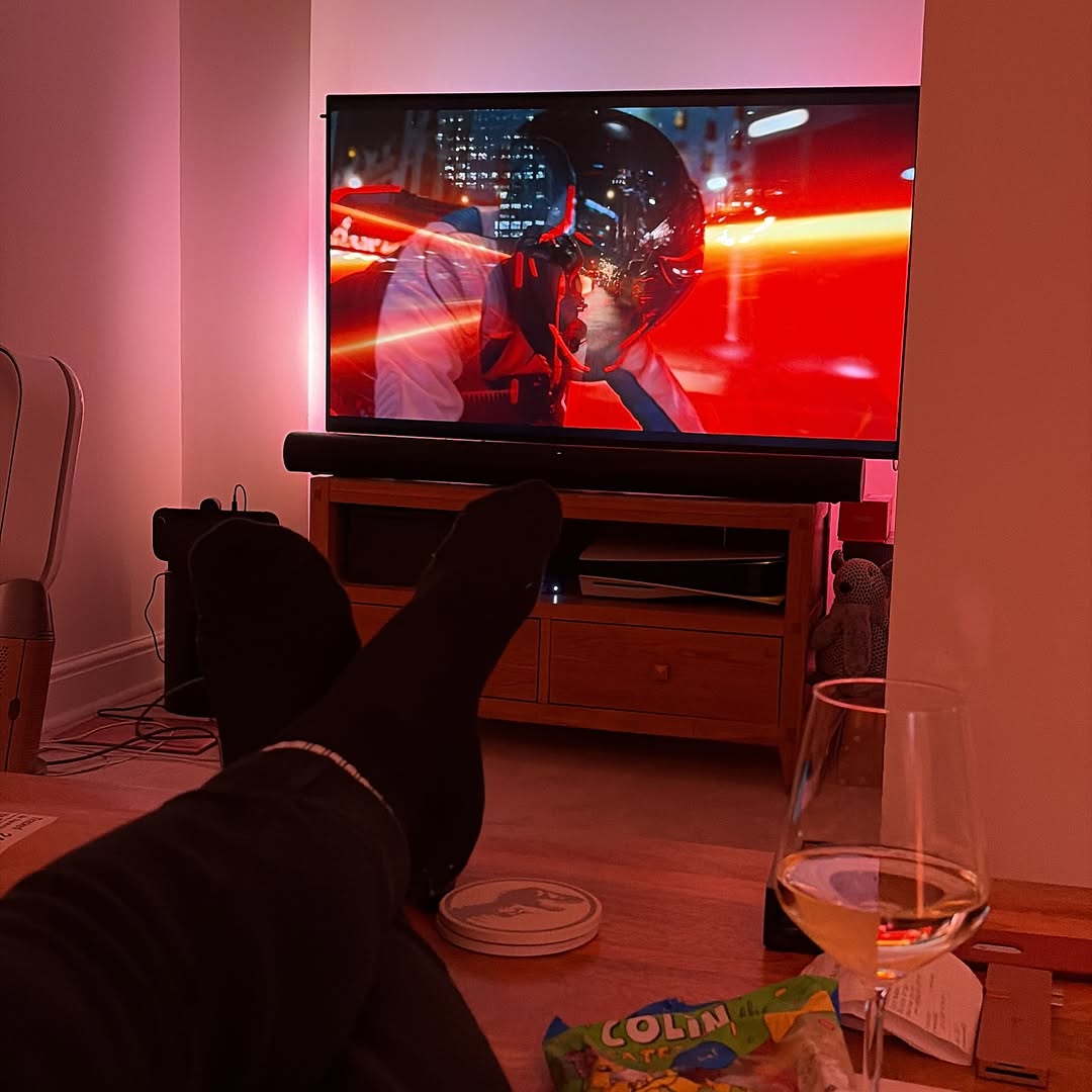 cha34204's tweet image. The next few days are booked holidays (even though I have a couple of gigs) so sweets, wine and movies it is. 🙌