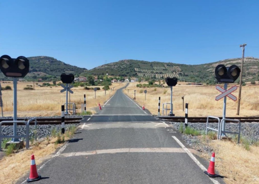 La rehabilitación de la línea Ciudad Real-Badajoz se completa con la renovación y mejora de la protección de seis pasos a nivel en la provincia de Ciudad Real. Cuatro en Almodóvar del Campo y uno en Almadenejos. También se instalarán enclavamientos electrónicos en las estaciones