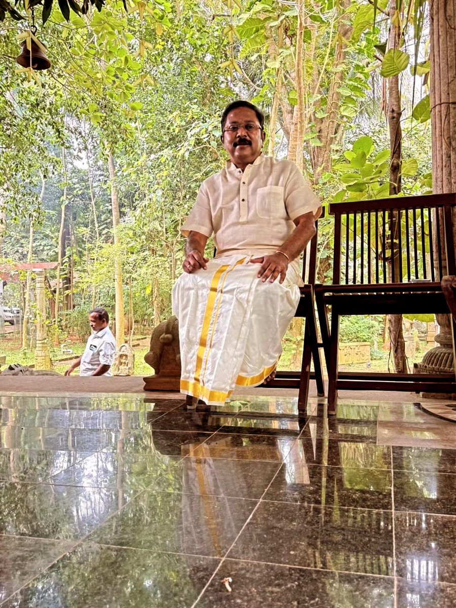 RaajeshSukumar's tweet photo. #நம்ம_வீட்டுப்பொங்கல்

கழக பொதுச்செயலாளர்,மக்கள்செல்வர் அண்ணன் திரு.#டிடிவிதினகரன் அவர்கள் குடும்பத்துடன் பொங்கல் விழா* சிறப்பாக கொண்டாடினார் .
😍😍😍

தை பிறந்தால் வழி பிறக்கும் ..💯

@TTVDhinakaran @ammkofficial https://t.co/DZm2w07cZs