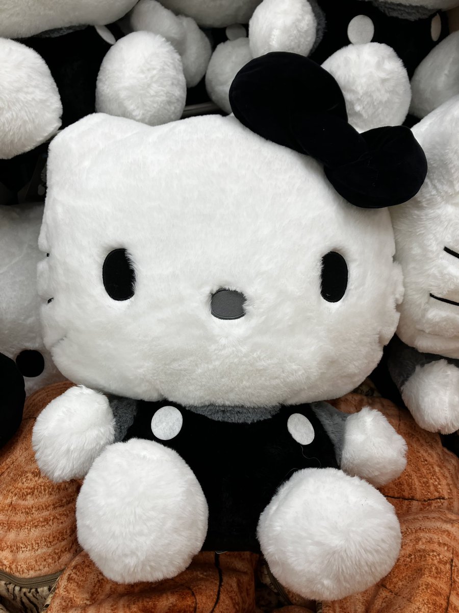 新景品✨】 #ハローキティ のモノクロドールGJぬいぐるみが登場