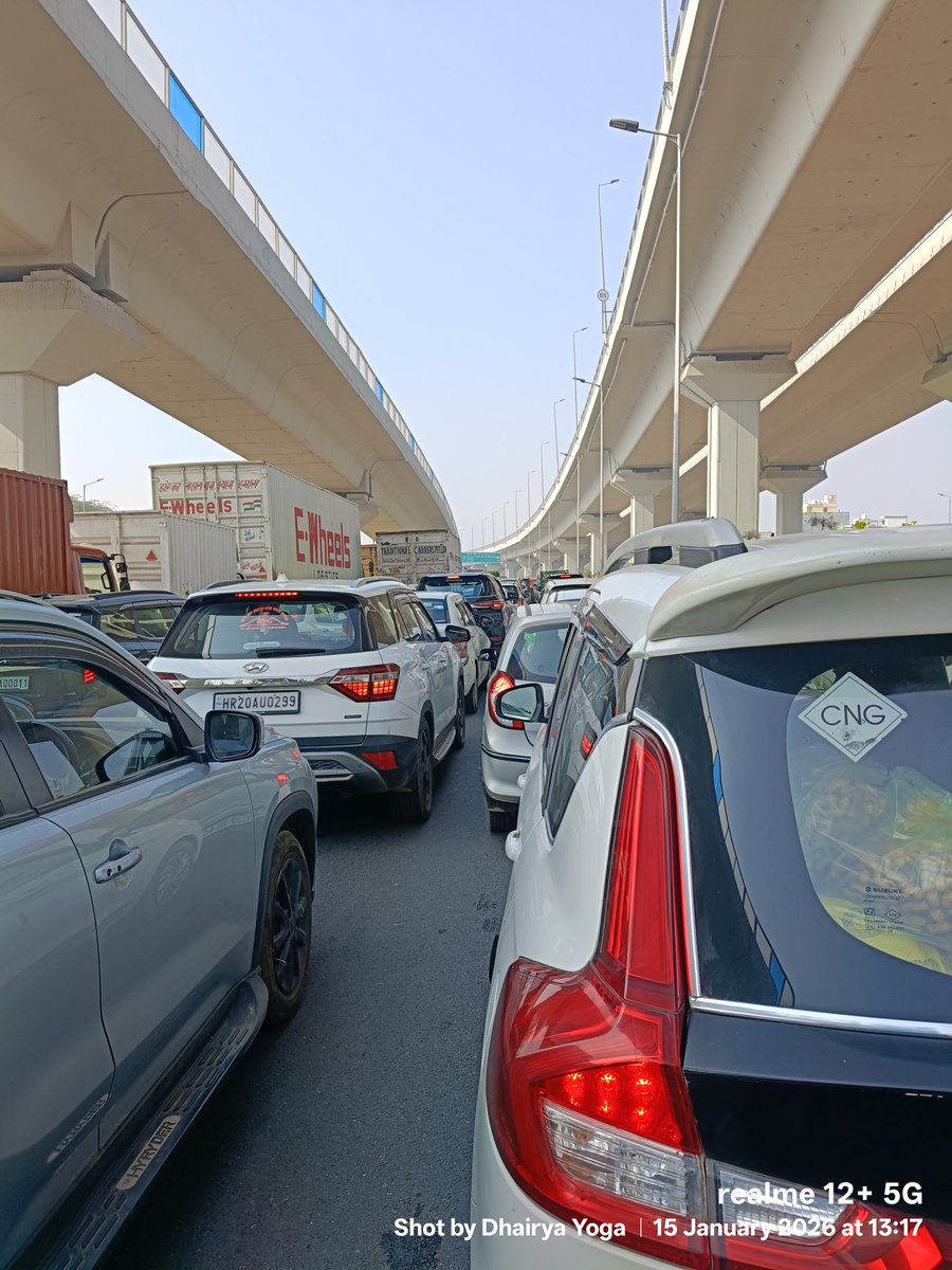 amitsoham's tweet photo. @dtptraffic there is heavy traffic on red light please help to clear https://t.co/R182SYId7s