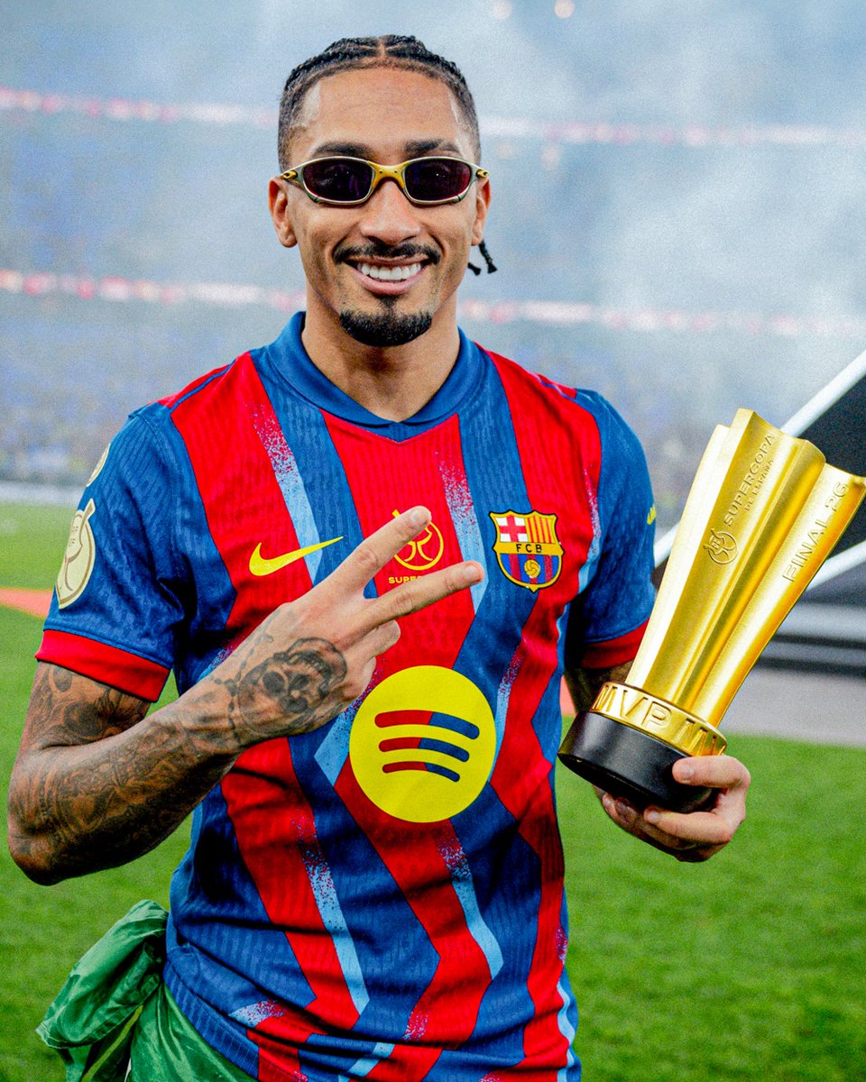idextratime's tweet photo. Menjelang final Supercopa, Raphinha mengambil peran sebagai kapten de facto serta figur pemimpin di ruang ganti Barcelona, dengan kepercayaan penuh dari Hansi Flick.

Pidatonya sebelum laga disebut memberi dampak besar bagi tim. Ia mengingatkan kekalahan di Clásico Bernabéu, selebrasi berlebihan Real Madrid, serta gestur tidak hormat kepada Lamine Yamal.

Raphinha menyebut laga ini sebagai “perang”, menyerukan tim untuk membela harga diri, merespons ketidaksopanan, dan membuktikan diri sebagai tim yang lebih baik. Ia juga menyinggung ejekan bangku cadangan Madrid dan provokasi Dani Carvajal. 👊

📝 @ffpolo