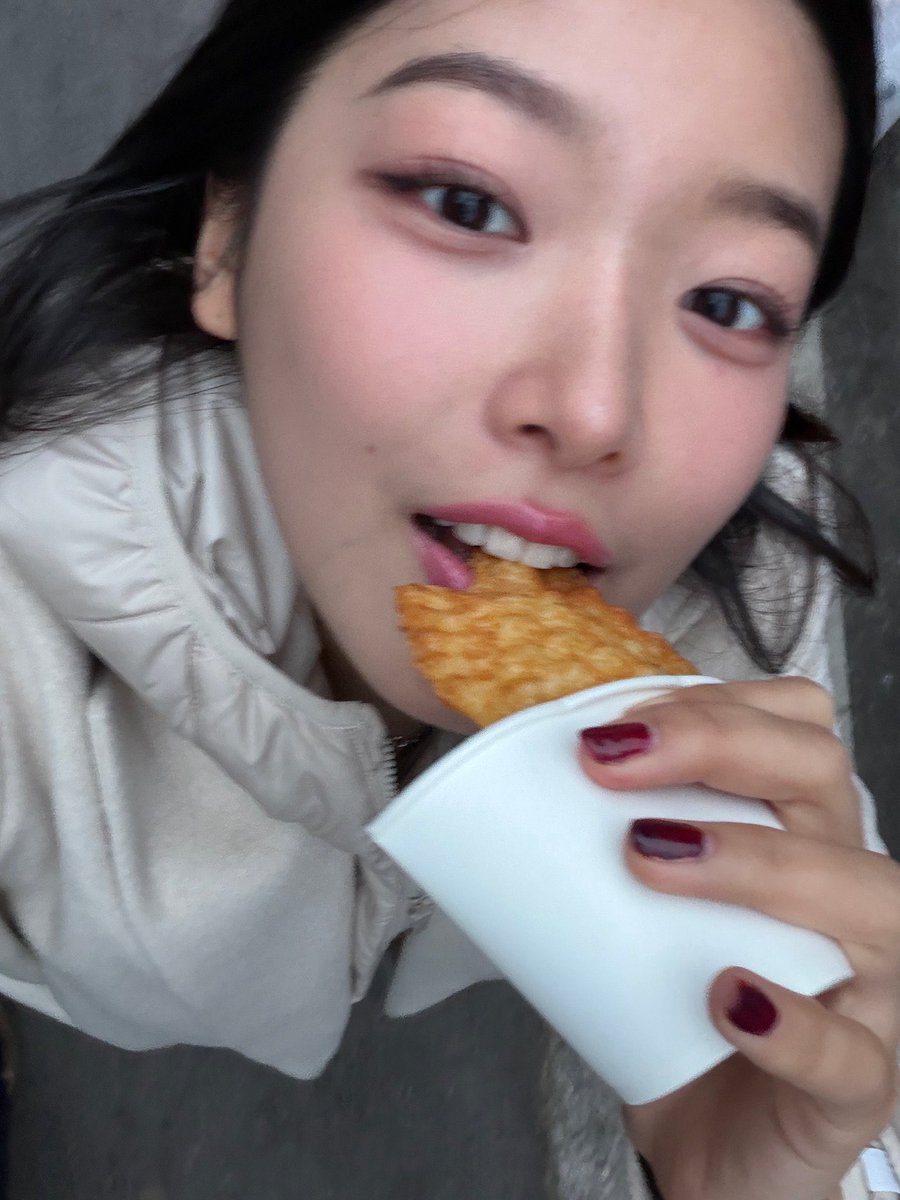 KimikoRubi's tweet photo. #YOONCHAE 140126

🐚: 📷x2
🐚: Looking for bungeopang (Looking for bungeopang)
🐚: A picture I took with excitement (A picture I took with excitement)

#KATSEYE @katseyeworld https://t.co/E5KxZPi6J1