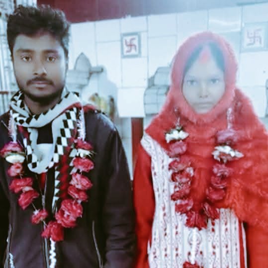 Abhishe_2025's tweet image. प्रयागराज में प्रेमिका पहुंच गई थाने प्रेमी डर से 15 दिन के अंदर कोर्ट मैरिज किया फिर मंदिर में जाकर मांग भी भर दिया।

पिछले पांच साल से अफेयर चल रहा था दोनों का शादी से मुकर रहा था प्रेमी।

प्रेमिका मनीषा के अनुसार मुझसे शादी का वादा करके मेरे साथ संबंध बनाए और...See more