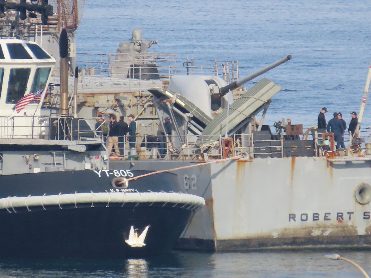 米海軍　ロバート•スモールズ　韓国海軍　ワンゲオン　チャレンジ ミサイル巡洋艦ロバート・スモールズ、対艦ミサイルのランチャーに板