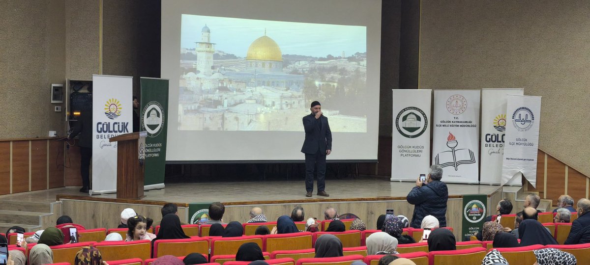 mirasimiz's tweet photo. AYASOFYA'YI NASIL AÇTIYSANIZ, ÇOK YAKIN BİR ZAMANDA MESCİD-İ AKSÂ'YI DA ÖZGÜRLÜĞÜNE KAVUŞTURACAKSINIZ.

2026 Kudüs Haftası münasebetiyle Türkiye genelinde düzenlediğimiz "Direnişten Dirilişe Kudüs" programlarımız çerçevesinde dün akşam Gölcük'teydik.

Gölcük Belediyesi, İlçe Müftülüğü, İlçe Milli Eğitim Müdürlüğü, Gölcük Kudüs Gönüllüleri Platformu (Platform Üyesi Kuruluşlar) ve Mirasımız Kudüs Derneği'nin birlikte organize ettiği program, Gölcük Kongre Sarayı'nda gerçekleştirildi.

Marmara Bölge Birincisi Hafız Celal Talha Çelik'in okuduğu Kur'ân-ı Kerim tilaveti ile başlayan programda, Gölcük Kudüs Platformu Başkanı İbrahim Özkul, İlçe Milli Eğitim Müdürlü Caferi Tayyar Mert ve Gölcük Belediye Başkanı Ali Yıldırım Sezer katılımcılara hitap etti.

Katılımcılara hitaben Kudüs ve Mescid-İ Aksâ'yı, mübarek beldeyi bekleyen olası tehlikeleri ve çözüm yollarını anlatan Kudüslü Tarihçi Dr. Cemal Amr, Türk halkının, Osmanlı'dan manevî miras kalan Mescid-İ Aksâ'ya sahip çıktığını, nasıl ki Ayasofya camiini yıllar sonra açarak özgürlüğüne kavuşturduysa, çok yakın bir zamanda Mescid-i Aksâ'yı da özgürlüğüne kavuşturacağını söyledi.

Ezgi Sanatçısı Enes Akçay'ın Mescid-İ Aksâ marşları okuduğu programda, İlçe Müftüsü Emin Yılmaz ise Gazze, Kudüs ve Mescid-i Aksâ'nın özgürlüğü için dua etti.

Program öncesi Tevfik Hoca Camii'nde Merkezî sistem üzerinden ezan okuyan Mescid-i Aksâ Müezzini Adil Kadmani, programda ise iç ezan okuyarak katılımcılara hüzünlü anlar yaşattı.

Çekilişle 9 kişinin Kudüs ziyareti hakkı kazandığı programın sunuculuğunu Medya Sorumlumuz Nihat Topcu, tercümanlığını ise El Halil'den Naim Zalloum Eyyubi yaptı.

Programın hazırlık aşaması ve gerçekleştirilmesinde emeği geçen Gölcük Belediyesi, İlçe Müftülüğü, İlçe Milli Eğitim Müdürlüğü ve Gölcük Kudüs Gönüllüleri Platformu'na çok teşekkür ederiz.

https://t.co/NWmqkKMqYu

#2026KudüsHaftası #KudüsHaftası #KudüsüUnutma #KudüseDokun #MescidiAksa #Kudüs