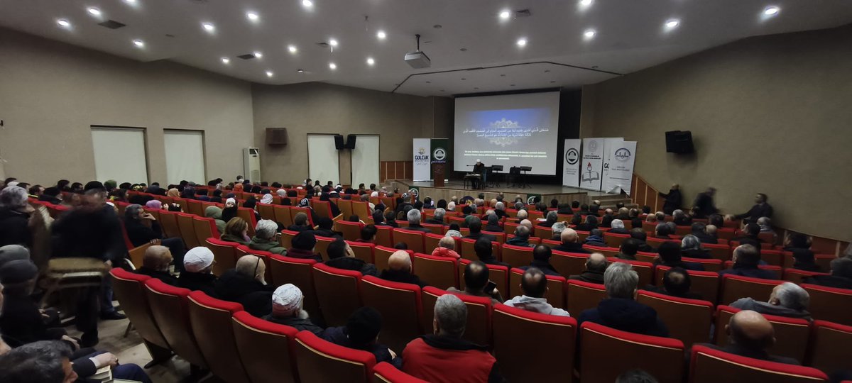 mirasimiz's tweet photo. AYASOFYA'YI NASIL AÇTIYSANIZ, ÇOK YAKIN BİR ZAMANDA MESCİD-İ AKSÂ'YI DA ÖZGÜRLÜĞÜNE KAVUŞTURACAKSINIZ.

2026 Kudüs Haftası münasebetiyle Türkiye genelinde düzenlediğimiz "Direnişten Dirilişe Kudüs" programlarımız çerçevesinde dün akşam Gölcük'teydik.

Gölcük Belediyesi, İlçe Müftülüğü, İlçe Milli Eğitim Müdürlüğü, Gölcük Kudüs Gönüllüleri Platformu (Platform Üyesi Kuruluşlar) ve Mirasımız Kudüs Derneği'nin birlikte organize ettiği program, Gölcük Kongre Sarayı'nda gerçekleştirildi.

Marmara Bölge Birincisi Hafız Celal Talha Çelik'in okuduğu Kur'ân-ı Kerim tilaveti ile başlayan programda, Gölcük Kudüs Platformu Başkanı İbrahim Özkul, İlçe Milli Eğitim Müdürlü Caferi Tayyar Mert ve Gölcük Belediye Başkanı Ali Yıldırım Sezer katılımcılara hitap etti.

Katılımcılara hitaben Kudüs ve Mescid-İ Aksâ'yı, mübarek beldeyi bekleyen olası tehlikeleri ve çözüm yollarını anlatan Kudüslü Tarihçi Dr. Cemal Amr, Türk halkının, Osmanlı'dan manevî miras kalan Mescid-İ Aksâ'ya sahip çıktığını, nasıl ki Ayasofya camiini yıllar sonra açarak özgürlüğüne kavuşturduysa, çok yakın bir zamanda Mescid-i Aksâ'yı da özgürlüğüne kavuşturacağını söyledi.

Ezgi Sanatçısı Enes Akçay'ın Mescid-İ Aksâ marşları okuduğu programda, İlçe Müftüsü Emin Yılmaz ise Gazze, Kudüs ve Mescid-i Aksâ'nın özgürlüğü için dua etti.

Program öncesi Tevfik Hoca Camii'nde Merkezî sistem üzerinden ezan okuyan Mescid-i Aksâ Müezzini Adil Kadmani, programda ise iç ezan okuyarak katılımcılara hüzünlü anlar yaşattı.

Çekilişle 9 kişinin Kudüs ziyareti hakkı kazandığı programın sunuculuğunu Medya Sorumlumuz Nihat Topcu, tercümanlığını ise El Halil'den Naim Zalloum Eyyubi yaptı.

Programın hazırlık aşaması ve gerçekleştirilmesinde emeği geçen Gölcük Belediyesi, İlçe Müftülüğü, İlçe Milli Eğitim Müdürlüğü ve Gölcük Kudüs Gönüllüleri Platformu'na çok teşekkür ederiz.

https://t.co/NWmqkKMqYu

#2026KudüsHaftası #KudüsHaftası #KudüsüUnutma #KudüseDokun #MescidiAksa #Kudüs