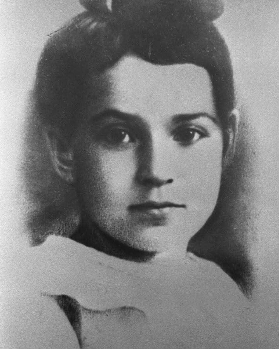 archeohistories's tweet image. Tanya Savicheva was a Soviet Russian teenage diarist who wrote a diary for several months, whilst enduring the siege of Leningrad during WWII. During the siege, Savicheva wrote successive and unfortunate deaths of each member of her family from starvation and diseases such as…
