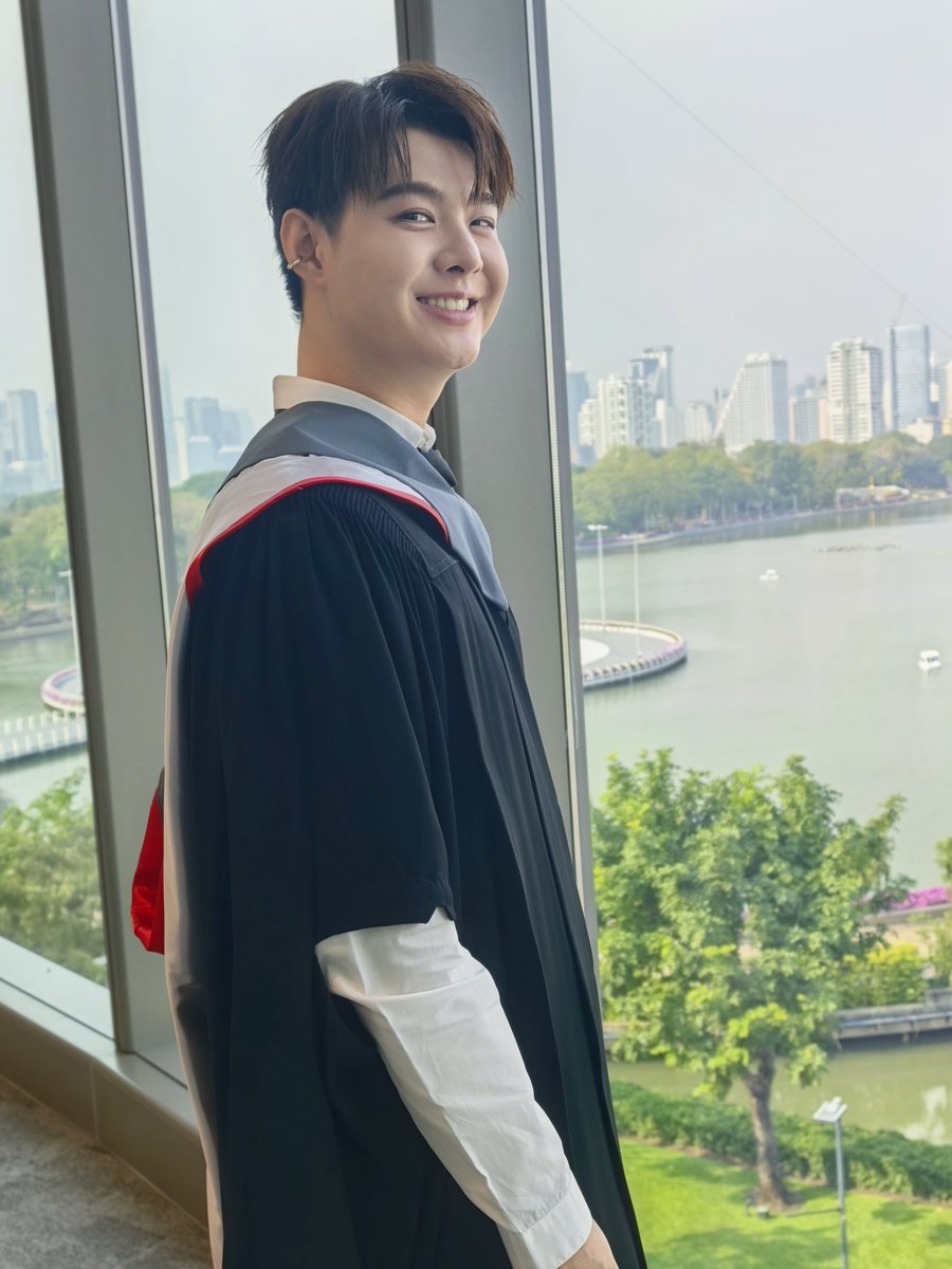 ลงให้1รูปก่อนน๊าาาา เด่วค่ำๆมาใหม่

 SAINT MASTER GRADUATION
#️⃣ #.เซ้นต์จบปริญญาโทแล้วครับ

#Saint_sup #MingEr 
#เซ้นต์ศุภพงษ์ 
#ปลวกCeleb #HiZociety