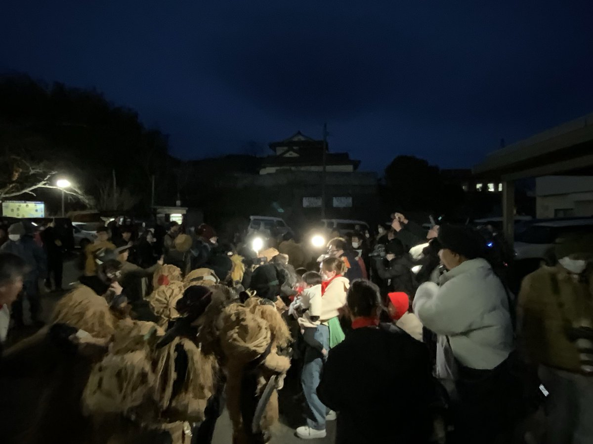 【吉浜のスネカ】
本日は三陸町吉浜地区で恒例のスネカ行事が開催されています。
17時からは吉浜駅前で出発式が行われました👹
悪い子はいねが⁉️

教育総務課　＃岩手　＃大船渡市　＃吉浜のスネカ　＃ユネスコ無形文化遺産
