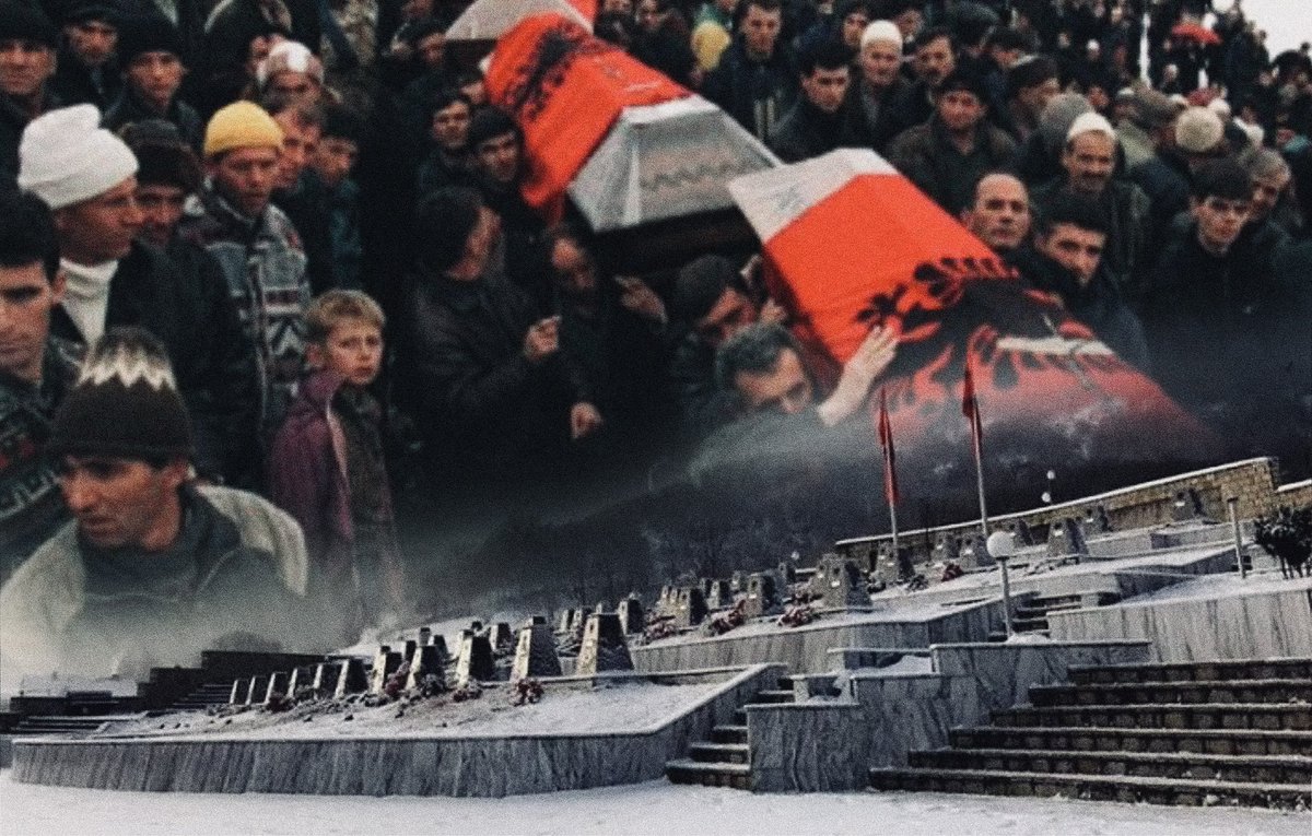 BajramBegajAL's tweet image. Sot përkujtojmë masakrën e Reçakut dhe nderojmë martirët e saj.

Denoncimi i saj 27 vite më parë nga Ambasadori William Walker ndërgjegjësoi komunitetin ndërkombëtar për gjenocidin që po ndodhte në Kosovë.

Ndërgjegjësimi solli Konferencën e Rambujesë, ndërhyrjen e NATO-s,…