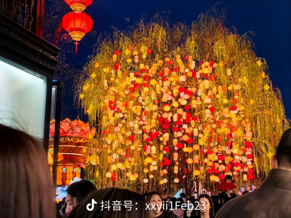 南京市の古い街並みが残る「老門東」では、木々に飾られた色とりどりの飾りランタンが夜空をきれいに彩り、春節ムードがどんどん濃くなっている！