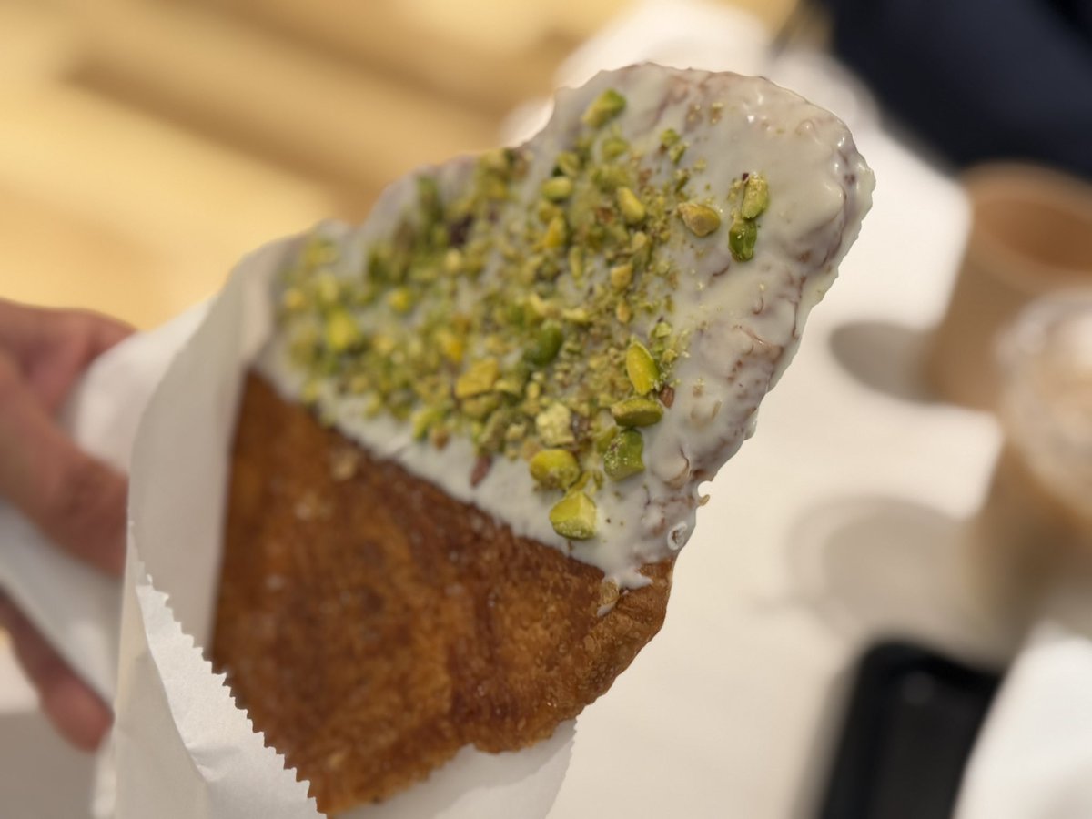 UsePon's tweet image. ＆COFFEEでお茶タイム🫖 クロワッサンパルミエとエクレアめちゃ美味い😋
#MAISONKAYSER