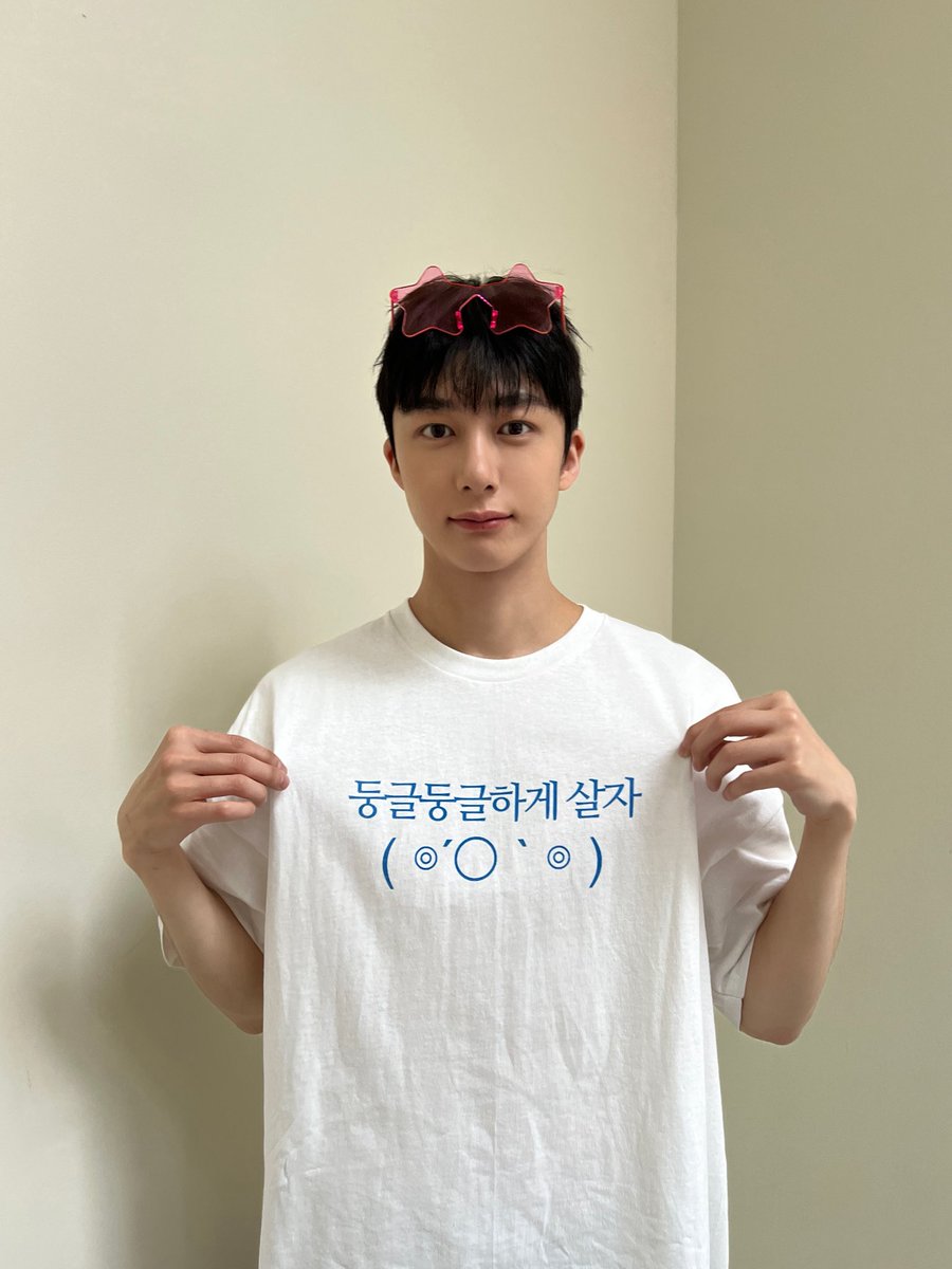 OfficialMONSTAX's tweet photo. 📸
260115 #몬스타엑스 #형원
MX T-shirt : HYUNGWON edition 👕
👕 📱🧢🕶️💿🐢

둥글둥글하게 살자
(ⓞ´○ ` ⓞ )

#HYUNGWON
#MONSTAX #MONSTA_X
#HBDtoHYUNGWON #동그란미소의형원DAY0115 https://t.co/Qtneu6O9n5