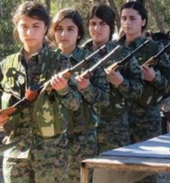 Her terör örgütü alçaktır. Ancak hiçbiri alçaklıkta PKK terör örgütü ile yarışamaz.

Daha önce defalarca, PKK/PYD terör örgütünün çocuklardan oluşan ve adına tabure zaroken dedikleri çocukları yazdım.

Bu çocuklara insan öldürmeyi öğretiyorlar,  çatışmalarda öne sürüyorlar,