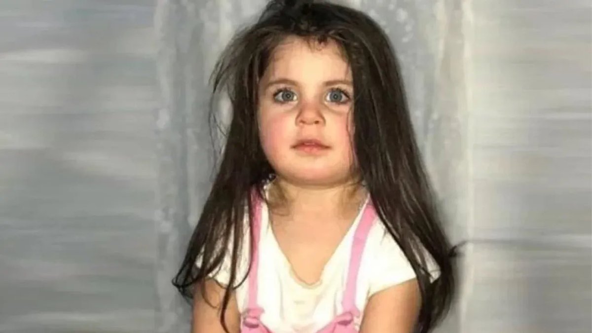 yucelceylancom's tweet photo. Seni öldürenler elini kolunu sallayarak geziyor,bilmiyorum nerede olduklarını çünkü yerel mahkeme ve istinaf beraat verdi şüpheli sanıklar için.
Yargıtay,arama kurtarma ekibinin ses kayıtlarının dinlenmediği için,dosyayı bozdu ve yerel mahkemeye gönderdi tekrar.
Ses kayıtlarında,kurtarma ekibinden birinin sözleri şöyle “ bir çocuk ağlamasının sesini duyduk ama çocuğun yakınları müdahale etmeyin,biraz zaman geçsin biz gereğini yaparız ( çocuğun cansız çıplak bedeni 19 gün sonra bir dere kenarında bulundu ) yoksa çok kötü şeyler olur dediler “
Yarın 16.01.2026 tarihinde dava ağrı ağır cezada görülecek.avukatımız gözlemci olarak salonda olacak.umuyorum bu kez suçlular ceza alır ve Leyla çocuğun ruhu huzuru bulur.
#leylaaydemiricinadalet 
@ucimorgtr @SaadetOzkanEfe