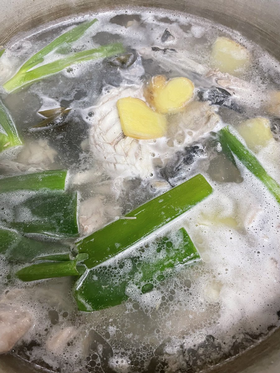 よい出汁(だし)でてます
下支えにすこし鯛も入れたけど不要だったかも
「スズキの鮮魚Soba」¥950-です
10杯くらい出来です