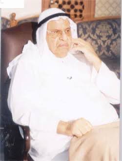 صالح الشايع رحمه الله ☝️

ومن القصص التي لا تُنسى، أنه خرج يومًا من مكتبه في الهند، والمطر يهطل بغزارة، فرأى رجلًا يقف في الطريق وقد جعل الجرائد وقايةً من المطر.
توقّف صالح الشايع رحمه الله، وخاطبه بالإنجليزية عارضًا عليه المساعدة، فإذا بالرجل عربي.
قال له: «أنا من تونس، جئتُ إلى