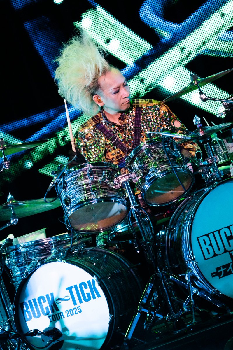 realsoundjp's tweet photo. ||◤ BUCK∞TICK ライブレポート ◢||

🔗https://t.co/y95vfKtbCE

BUCK∞TICK、培ってきた自由度とスケールの“集大成”
『スブロサ SUBROSA』の凄みを最大限に放った武道館公演

／
📸ライブ写真一覧はこちら！
https://t.co/c4gfIBOG2g
＼

#BUCKTICK #ナイショの薔薇の下 https://t.co/O0YqLYdRIW
