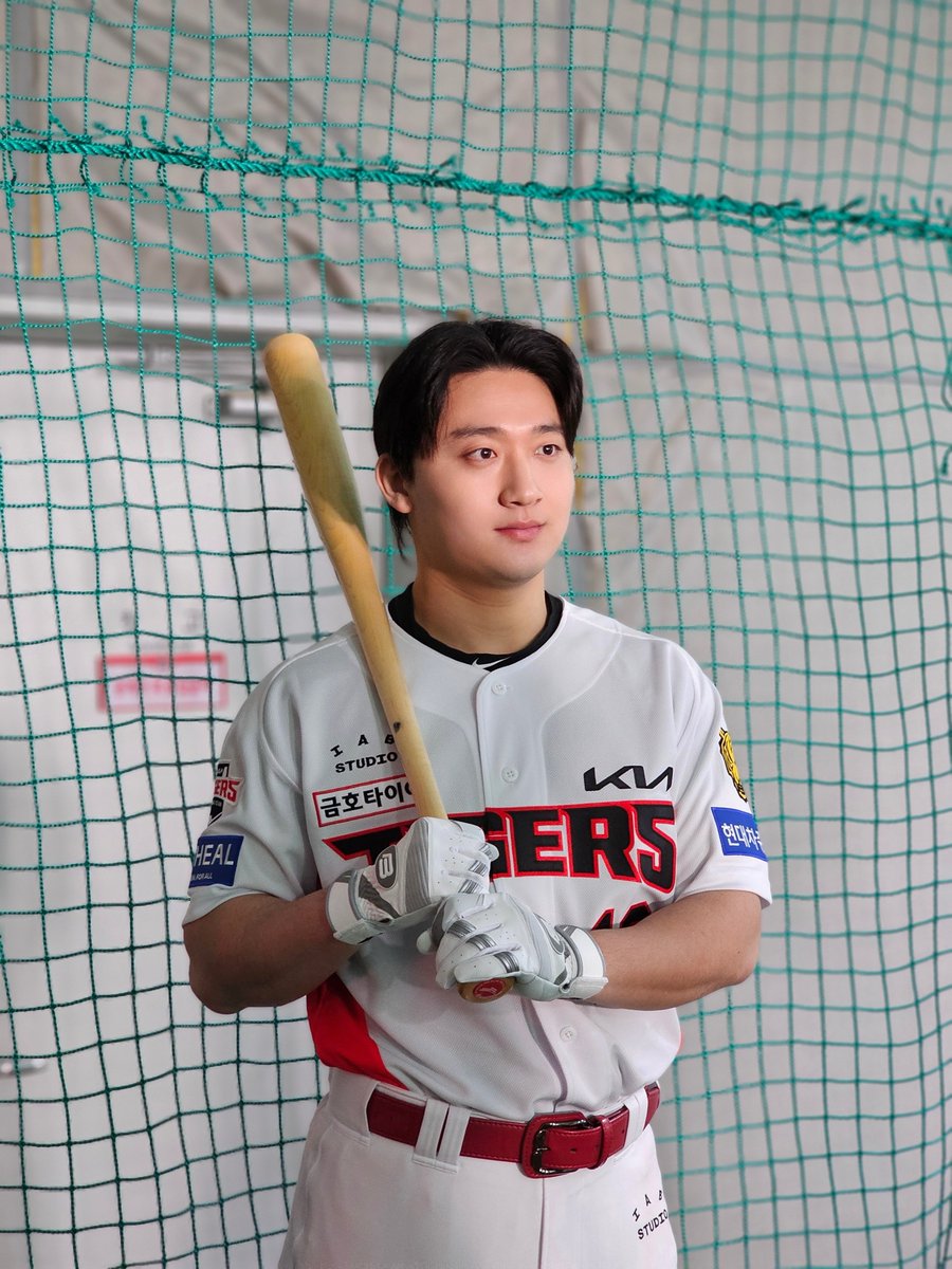 DUGOUTMAGAZINE's tweet photo. 타이거즈 대표 에겐남이요? 누가 그러나요? 💁🏻‍♀️💢
... ... 근데 맞긴 해요

광주 출생, 화정초 - 무등중 - 광주일고, 현) KIA 타이거즈🐯 
섬세하고, 다정하고, 눈물도 많은(?) ❤광주 대표 에겐남❤을 소개합니다!☺
가수 정승환의 콘서트에 초청받아 후배들과 눈물 흘린 사연까지 178호에서 만나 보세요!

***
💌 178호(26년 2월 호) 예약 판매

2026. 1. 16. (금) 12:00 OPEN
대단한미디어 네이버 스마트스토어
***

#더그아웃매거진 #178호
#KIA타이거즈 #윤도현