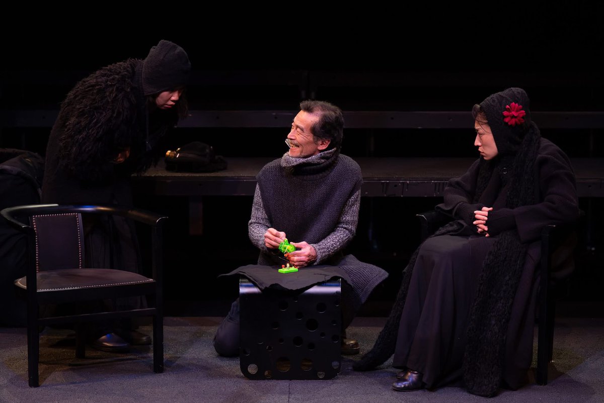 #OIL 毎日新聞夕刊にご掲載頂いてます👀ありがとうございます🙇‍♀️

演劇　燐光群＋グッドフェローズ「OIL」　愛と支配を巡り火花＝評・濱田元子 | 毎日新聞 mainichi.jp/articles/20260…
 
(写真 姫田蘭)