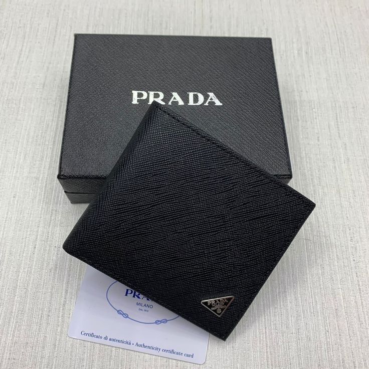 dericogut's tweet image. Selamat ulang tahun Rand @membiroe walaupun telat sebulan.
Bukan lupa, cuma waktunya yang nyasar. Selamat menikmati, dan tolong izinkan kami mau request pilem...🙏🏻