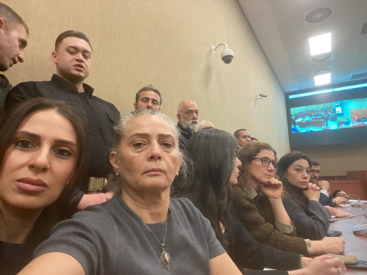 SibelSuicmez's tweet image. Cumhurbaşkanı Adayımız Sn. Ekrem İmamoğlu'nun üniversite diplomasının iptaline karşı açılan dava için Silivri'deyiz.

Sandıkta bükemedikleri bileği, mahkeme salonlarında bükmeye çalışıyorlar. Egemenlik kayıtsız şartsız milletindir ve biz bu iradeye sonuna kadar sahip çıkacağız.…