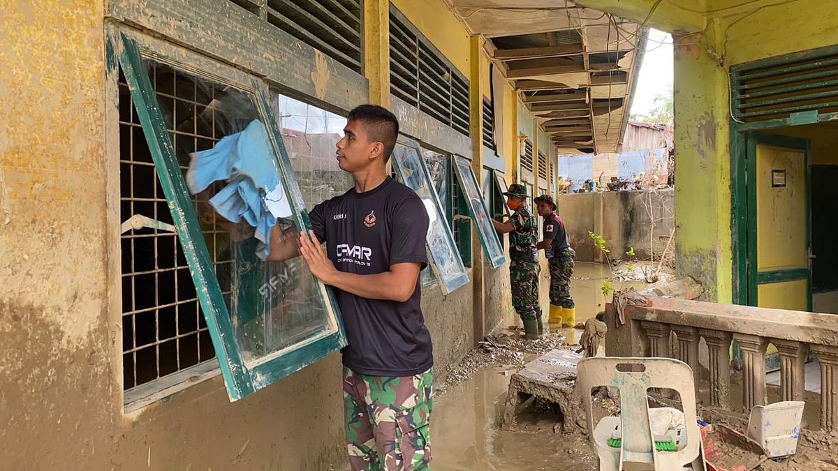 FirzaHusain's tweet photo. Personil TNI dari Yonif 117/Ksatria Yudha (KY) terus bergotong royong membersihkan sekolah2 yg terdampak banjir di Kabupaten Aceh Tamiang. Upaya ini dilakukan untuk mempercepat pemulihan sektor pendidikan agar kegiatan belajar mengajar kembali berlangsung. Pembersihan dilakukan di sejumlah sekolah di Kecamatan Kuala Simpang dan Kecamatan Rantau. Puluhan personel dikerahkan menyisir ruang2 kelas, selasar, hingga halaman sekolah yg masih dipenuhi lumpur. Lumpur cair disemprot dan ditarik keluar dengan serokan, lumpur yg masih padat dikerok menggunakan sekop lalu diangkut dengan gerobak. 
Pengabdian para prajurit TNI juga menyasar madrasah dan pendidikan usia dini. 
Secara keseluruhan personil Yonif 117/KY telah melaksanakan pembersihan di 19 sekolah yg terdiri dari 5 TK/PAUD/RA, 9 SD/MI, 4 SMP dan 1 SMA yg tersebar di Kabupaten Aceh Tamiang. 
Kegiatan ini menjadi bagian komitmen TNI dalam mendukung pemulihan pendidikan pascabencana melalui semangat pengabdian dan gotong royong.